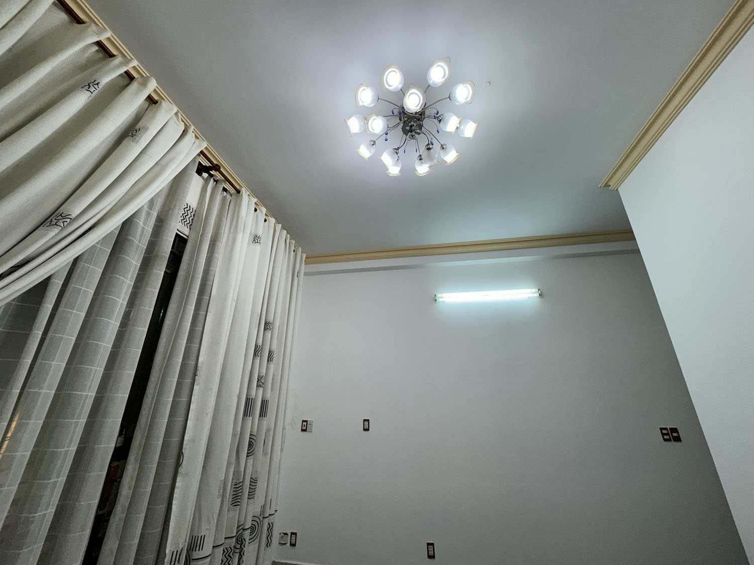 Nhà phố 3 lầu (4,4mx15m=66m2 công nhận đủ vuông vức) 1 đời chủ hẻm xe hơi khu cao cấp Lê Văn Sỹ